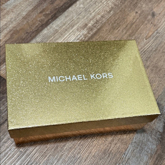 Michael Kors Jet Set Cream and Gold Clutch With Chain In Gift Box - Picture 4 of 4